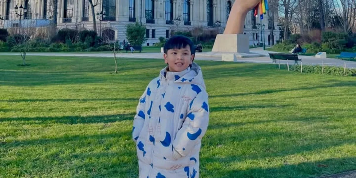 7 Photos of Gala Sky Learning to Ride a Bike and Becoming a Wibu with Fadly and Frans Faisal