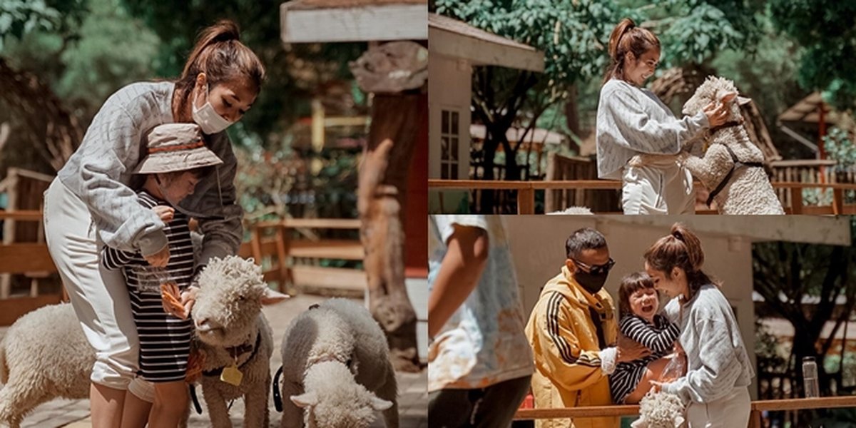7 Pictures of Gempi Feeding a Sheep, Annoyed and Shocked When It Gets Kissed on the Face Until It's Wet