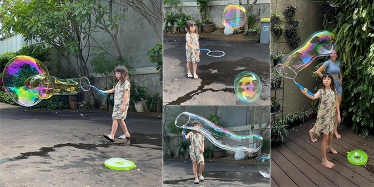 7 Photos of Gempi Playing with Giant Soap Bubbles, So Adorable!