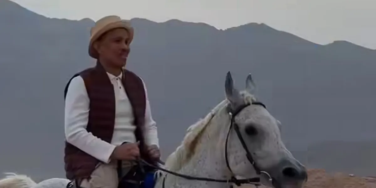 7 Portraits of Gen Halilintar Horseback Riding in Madinah, Stunning and Coordinated Actions