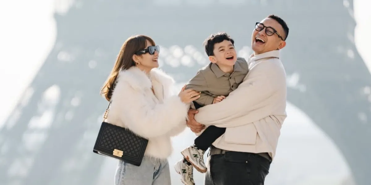 7 Photos of Gilang Dirga's Vacation in Paris with Family 