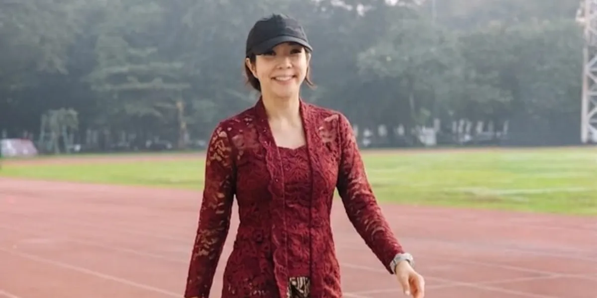 Portrait of Gisella Anastasia Running in a Kebaya, Looking Elegant Yet Sporty