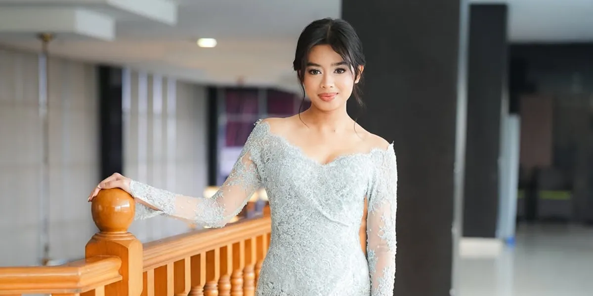 7 Portraits of Aqeela Calista's Graduation, Achieving the Best Student Award in Interest and Talent