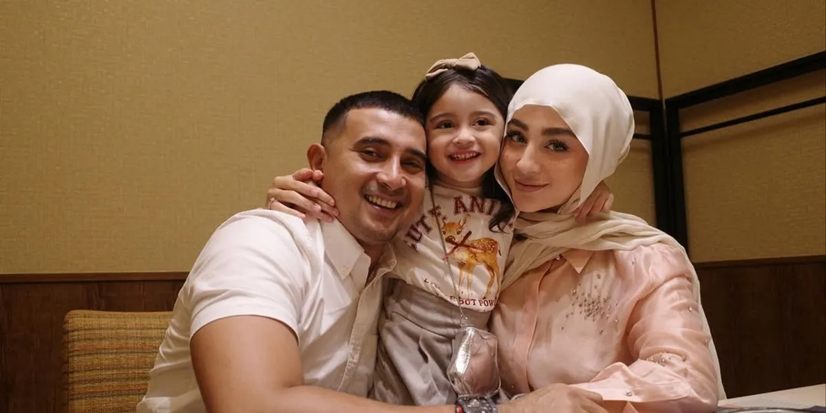7 Photos of Guzel, Margin Wieheerm's Daughter, Learning to Pray and Asking for Toys - Vacation in Japan