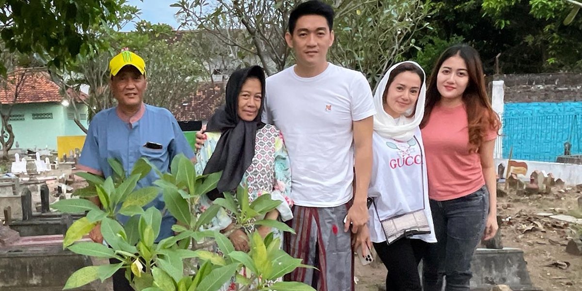 7 Portraits of Ifan Seventeen Visiting Dylan Sahara's Grave with Citra Monica, Maintaining Relationship with the Late Wife's Family