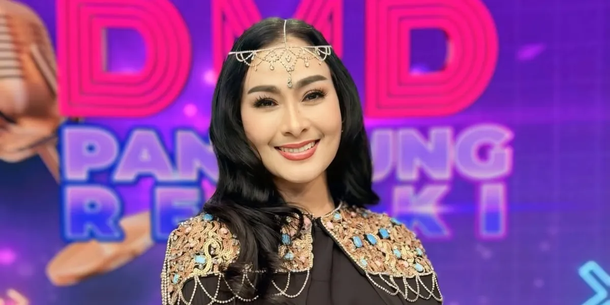 7 Photos of Iis Dahlia with Her Two Children: Loving Each Other