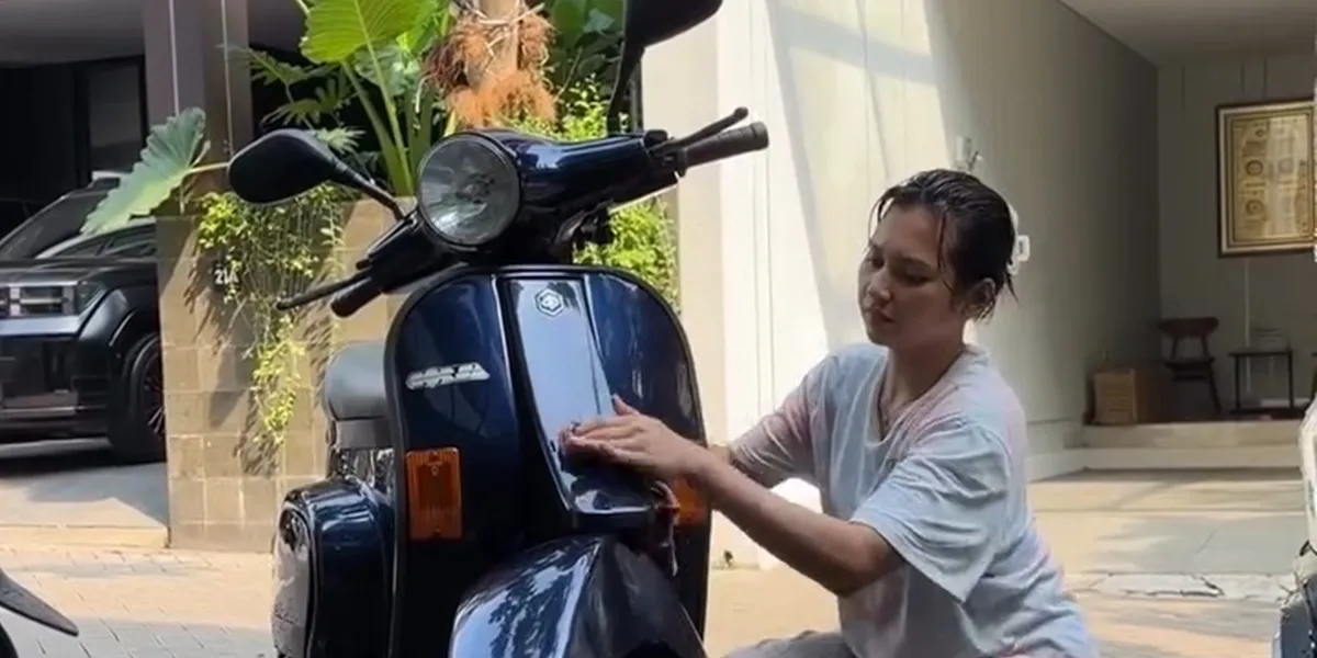 7 Potret Indah Permatasari Cuci Motor Vespa Sendiri, Tetap Cantik Meski Tampil Sangat Sederhana