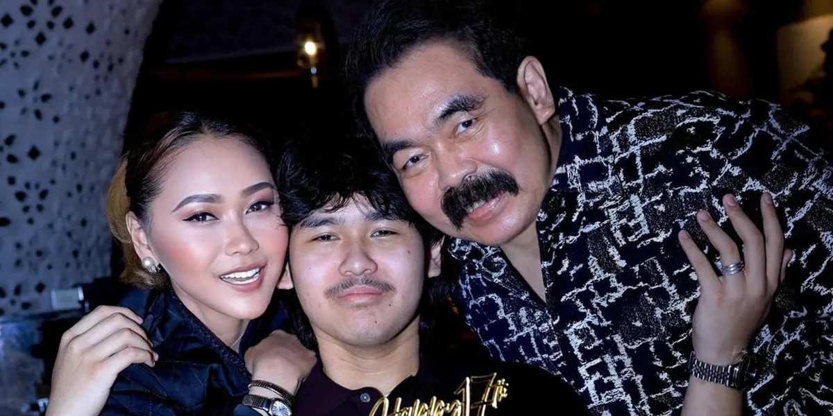 7 Photos of Inul Daratista Celebrating Ivander's 17th Birthday, Simple as per the Child's Wish