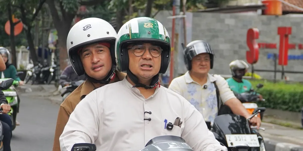 7 Photos of Irfan Hakim and Farhan Ngabuburit Riding a Motorcycle, Continuing Iftar with Orphans