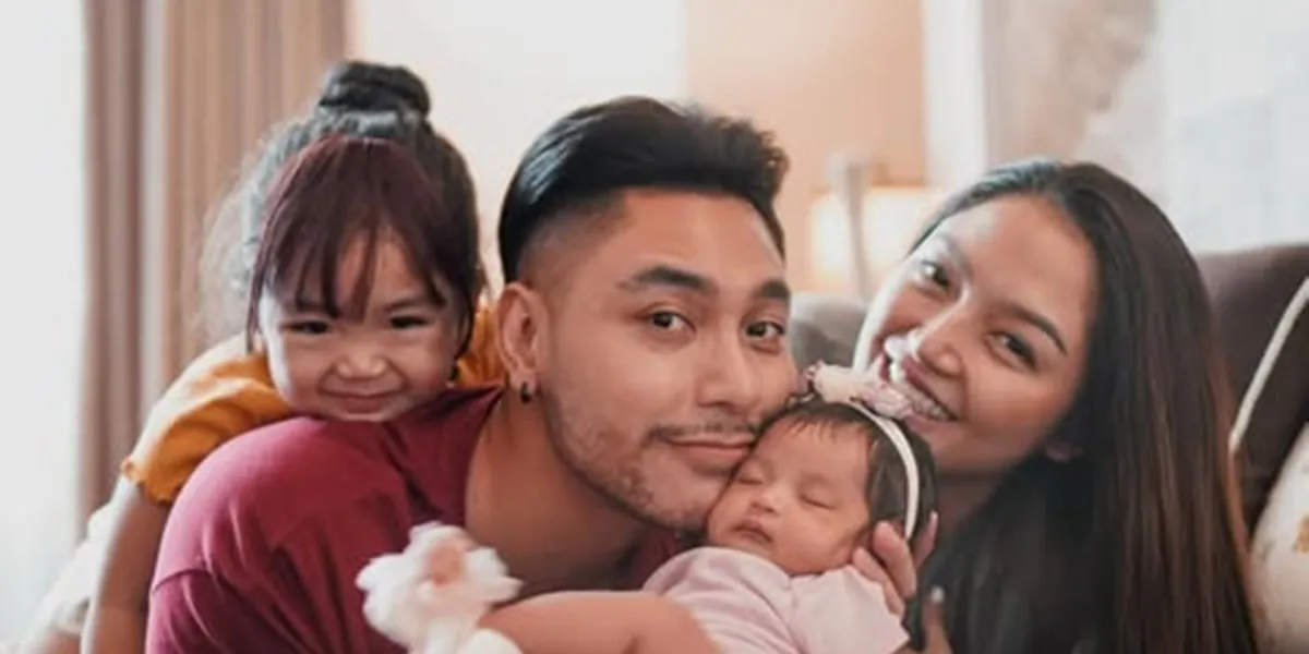 7 Photos of Xarena and Siti Badriah's Younger Sibling Together, So Caring - Makes You Melt