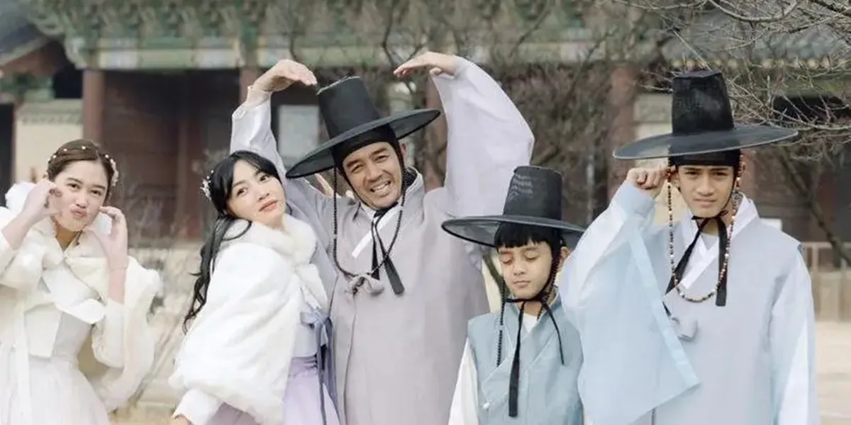 7 Photos of Celebrity Families Wearing Hanbok During Their Vacation in Korea, Very Drakor Vibes