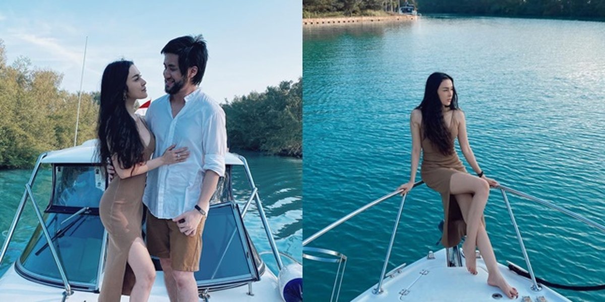 7 Portraits of Kevin Aprilio and Vicy Melanie's Luxury Vacation in the Thousand Islands, Showing Affection on a Yacht