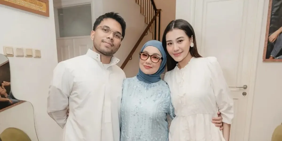 7 Photos of Eid at Reza Artamevia's House, Baby Arash Successfully Makes the Family Adorable