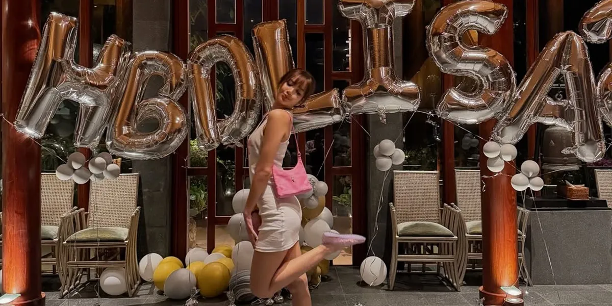 7 Photos of Lisa BLACKPINK Celebrating Her 29th Birthday, Radiating a Happy Aura