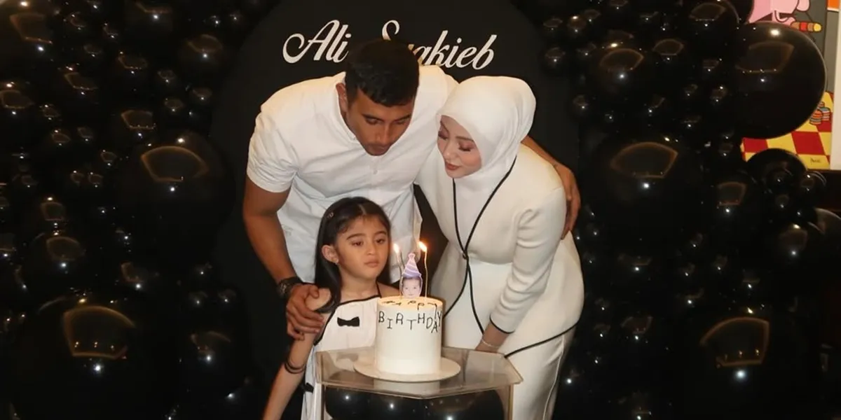 7 Photos of Margin Wieheerm Celebrating Ali Syakieb's Birthday Together with Their Child, Looking United and Warm