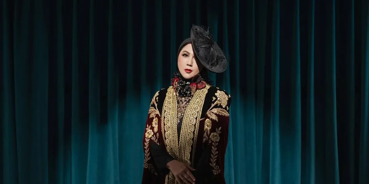 7 Portraits of Marini Zumarnis Looking Elegant Like European Nobility, Beautiful and Highly Praised
