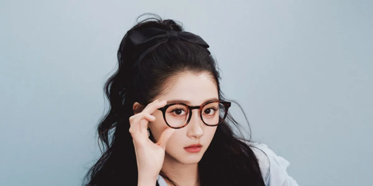 7 Charming Portraits of Guan Xiaotong in the Latest Photoshoot, Styled as the Girl Next Door