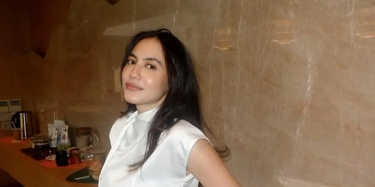 7 Photos of Pevita Pearce Sharing Her Experience of Not Knowing How to Fill Up Gas in Malaysia