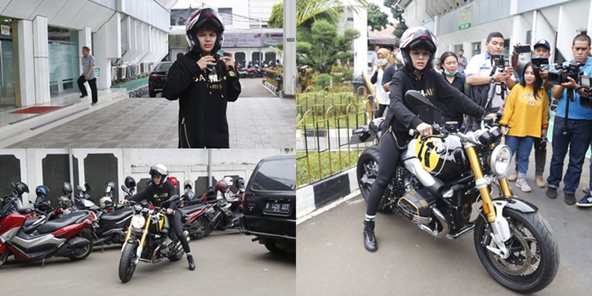 7 Portraits of Nikita Mirzani Riding a Motorcycle When Attending a Trial, Fierce in All-Black Outfit