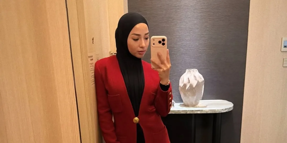 7 Photos of Nikita Willy Wearing Hijab During Dinner Date, Looking Beautiful and Elegant