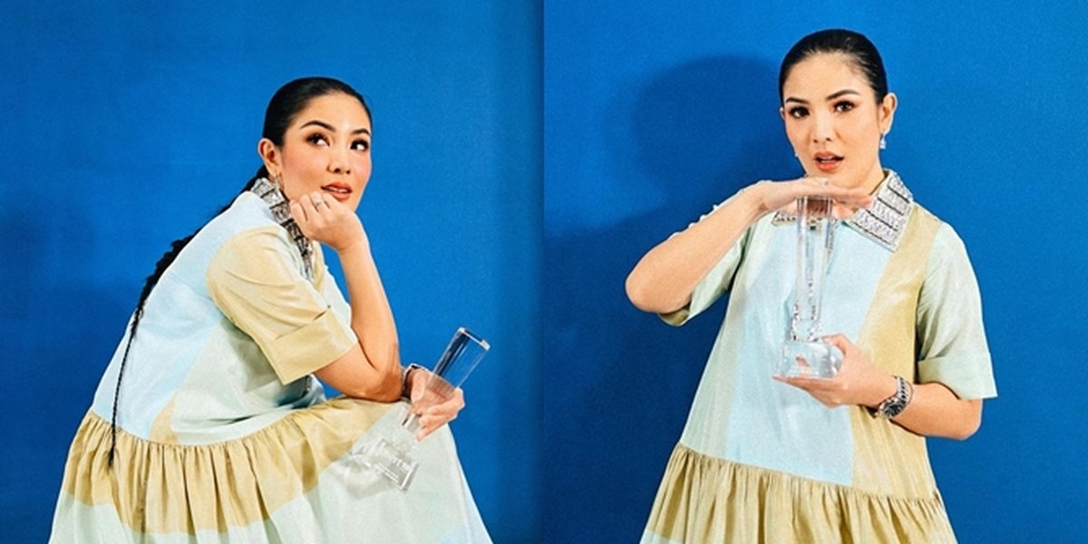 7 Portraits of Nindy Ayunda Attending Insert Award, Stunning Appearance with Simple Pastel Colored Dress - Stay Strong in the Midst of All Problems