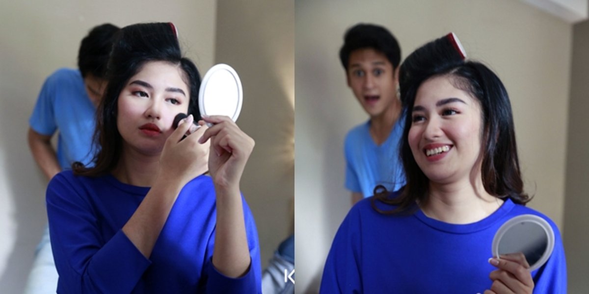 7 Portraits of Ochi Rosdiana during Make Up on the Set of the Soap Opera 'BUKU HARIAN SEORANG ISTRI', Focused on the Mirror Despite Being Disturbed by Antonio Blanco Jr