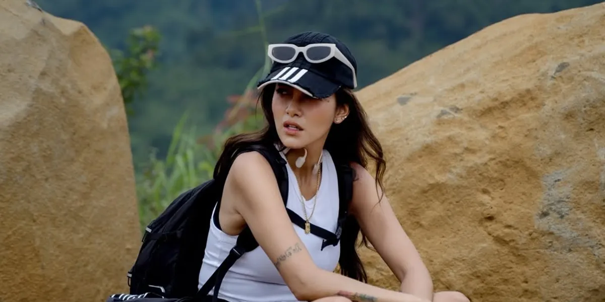 7 Photos of Olla Ramlan Climbing a Mountain, Still Perfectly Beautiful