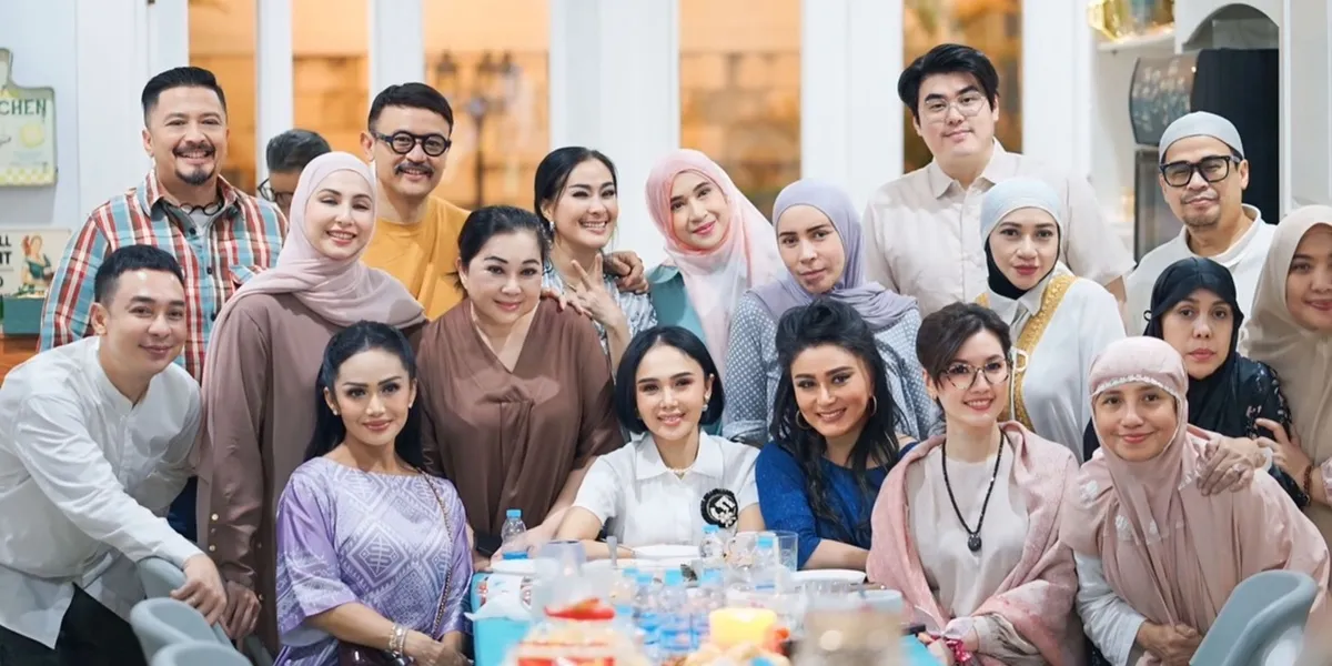 7 Photos of Artists Breaking the Fast Together at Iis Dahlia's House, Including Kris Dayanti and Asty Ananta