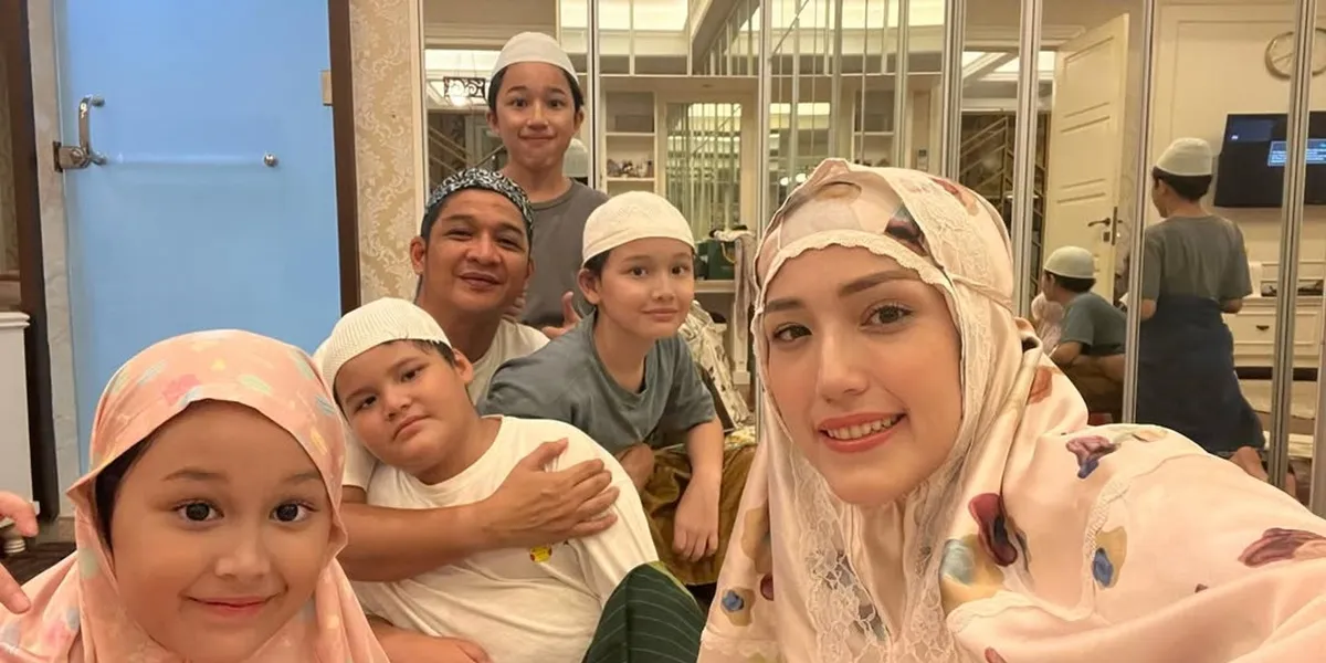 7 Portraits of Pasha Ungu and Family Praying Tarawih Together at Home, Full of Warmth
