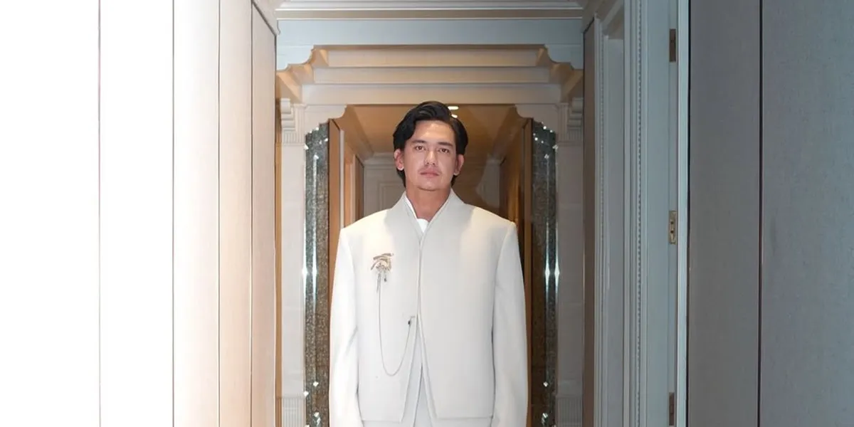 7 Portraits of Adipati Dolken's Latest Appearance with a Thick Beard, Makes People Stunned - Looks Like a Different Person