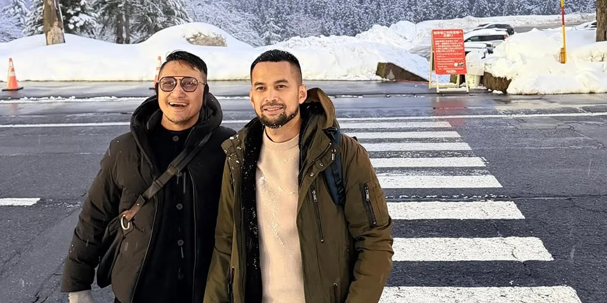 7 Photos of the Friendship Between Teuku Wisnu and Arie Untung That Are Heartwarming, Always in Sync