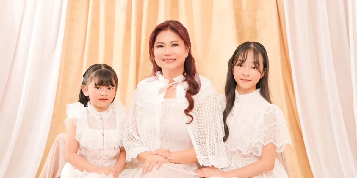 7 Portraits of the Sarwendah Family Photoshoot, Thalia's Elegant Beauty Captivates Attention