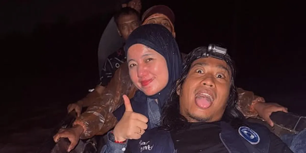 7 Portraits of Praz Teguh Distributing Flood Aid in Sumatra, Full of Struggles - Had to Use a Canoe