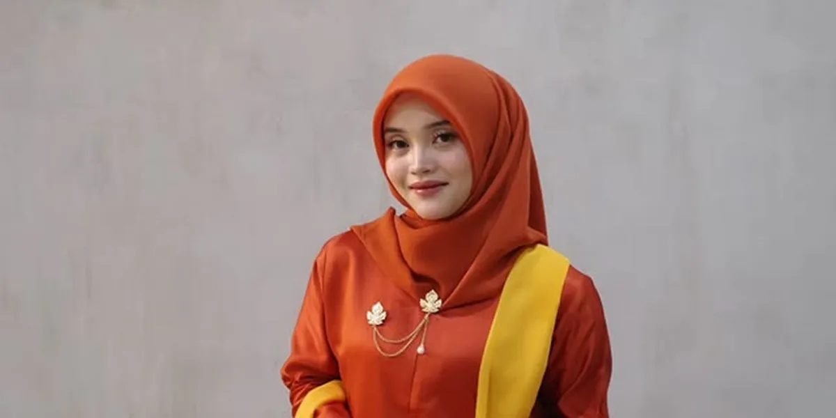 7 Portraits of Putri Delina Appearing Modestly as a Bridesmaid, Captivating in a Brightly Colored Kebaya