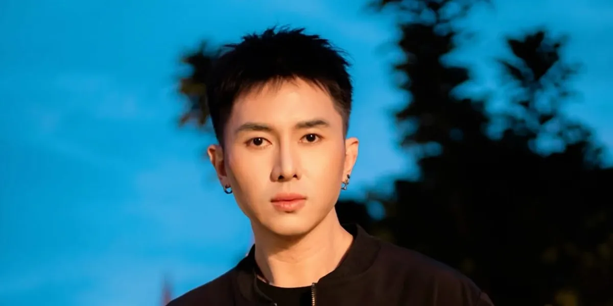 7 Photos of Rafael Tan Crossing the Street in Vietnam, Feels Like a Test of Courage