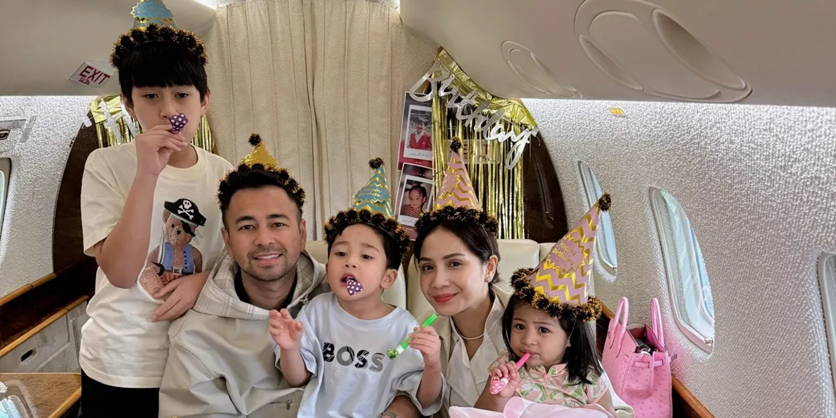 7 Photos of Raffi Ahmad and Nagita Slavina Celebrating Their Birthday in a Private Jet with Their Children