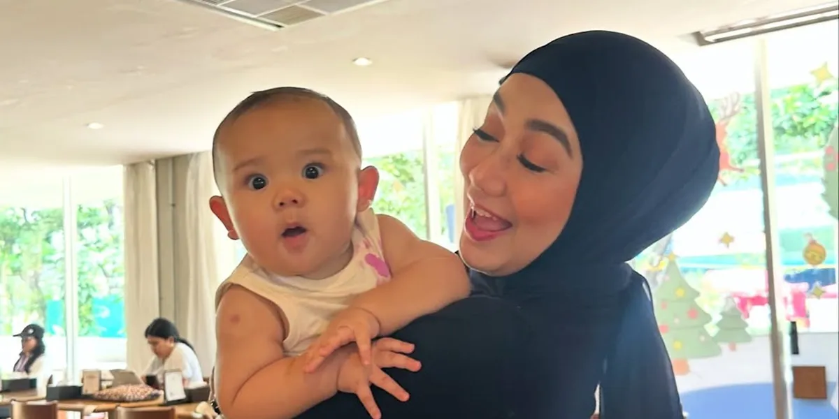 7 Portraits of Reza Artamevia Caring for Arash, Aaliyah Massaid's Child, Happy Quality Time with Grandchild