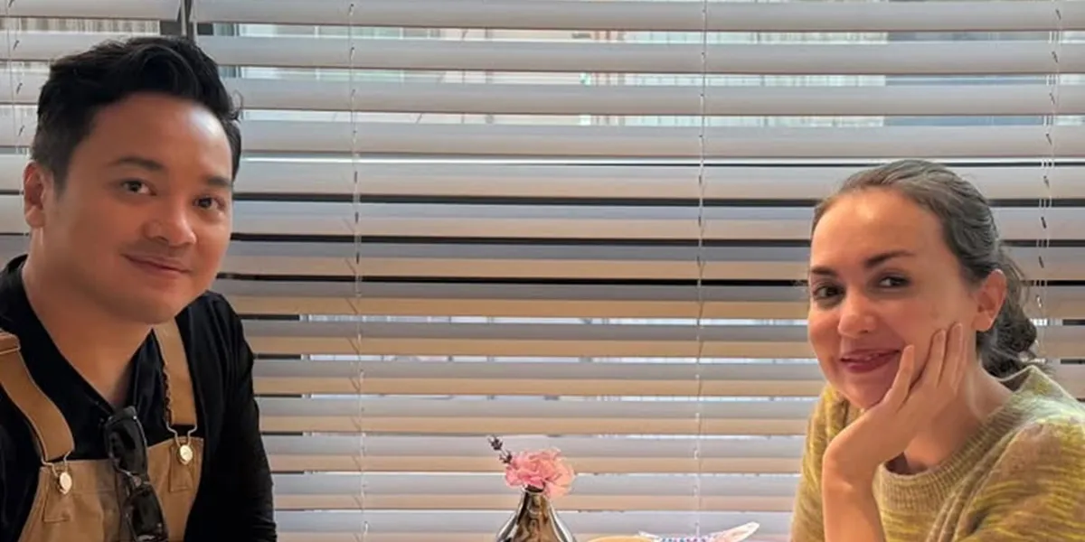 7 Photos of Rianti Cartwright with Her Husband and Child in Korea, Wearing Hanbok - Like a Queen in a Drakor