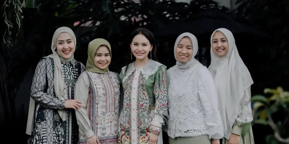 7 Photos of Rossa Hosting a Family Halal Bi Halal, Featuring Street Vendors