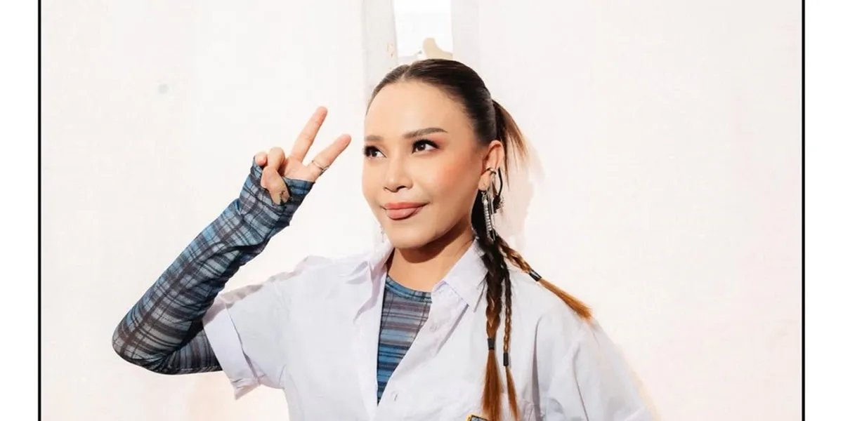 Potret Rossa Tampil Cantik dan Energik di Pensi SMA, Bahagia Lagunya Dinyanyikan Lintas Generasi