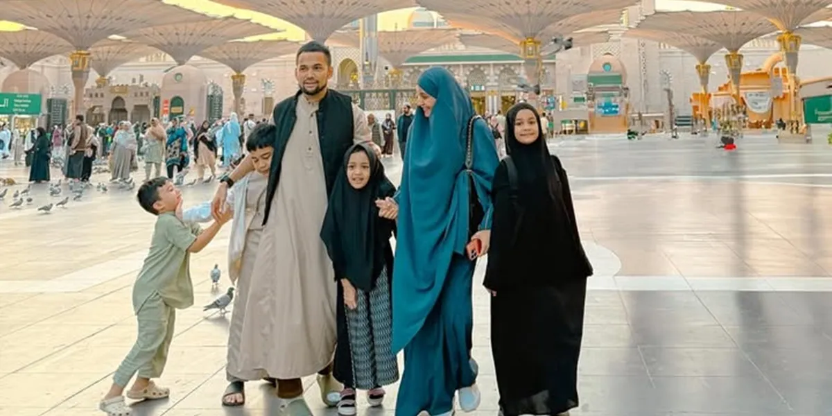 7 Portraits of Shireen Sungkar Performing Umrah with Family, Harmonious - The Aura Makes the Heart Calm