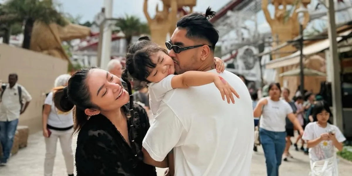 7 Photos of Siti Badriah and Her Husband Surprising Their Daughter Xarena, Full of Warmth