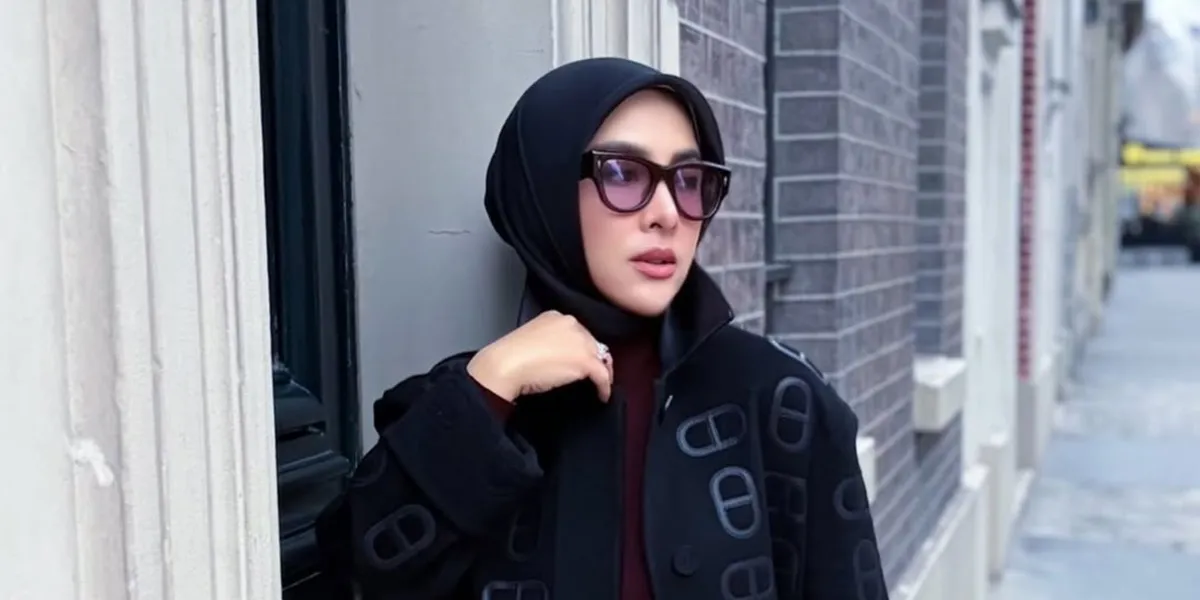 7 Photos of Syahrini at a Wedding While Also Taking the Time to Sing, Like She's Holding a Private Concert