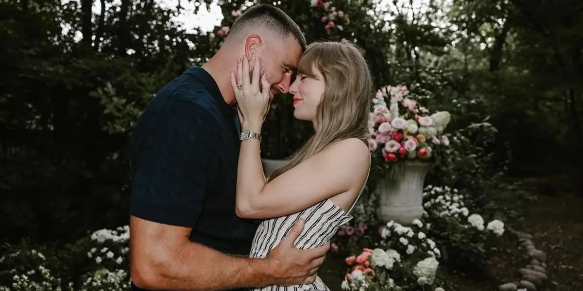 7 Photos of Taylor Swift Officially Announcing Engagement to Travis Kelce After 2 Years of Dating