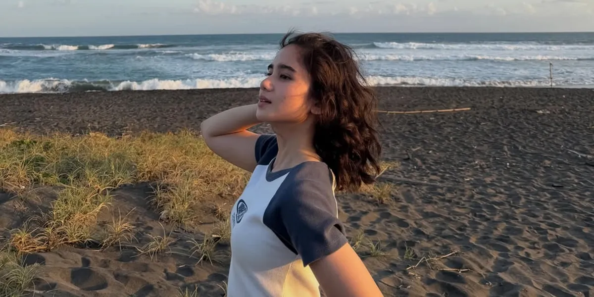 7 Latest Photos of Tissa Biani in Jogja, Looking Natural as a Beach Girl