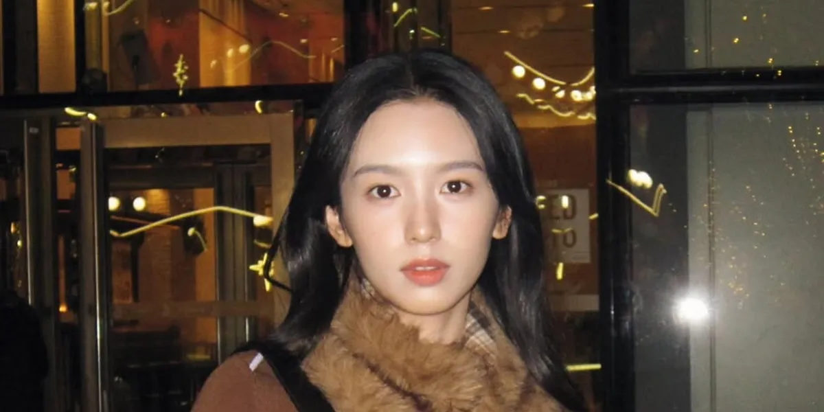 7 Potret Terbaru Zhou Ye di Weibo, Cantik dengan Outfit Kasual dan Makeup Simple