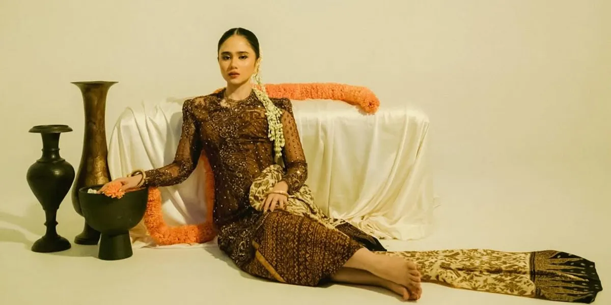 7 Potret Tissa Biani Tampil Memukau dengan Kebaya, Pakai Ronce Melati bak Pengantin