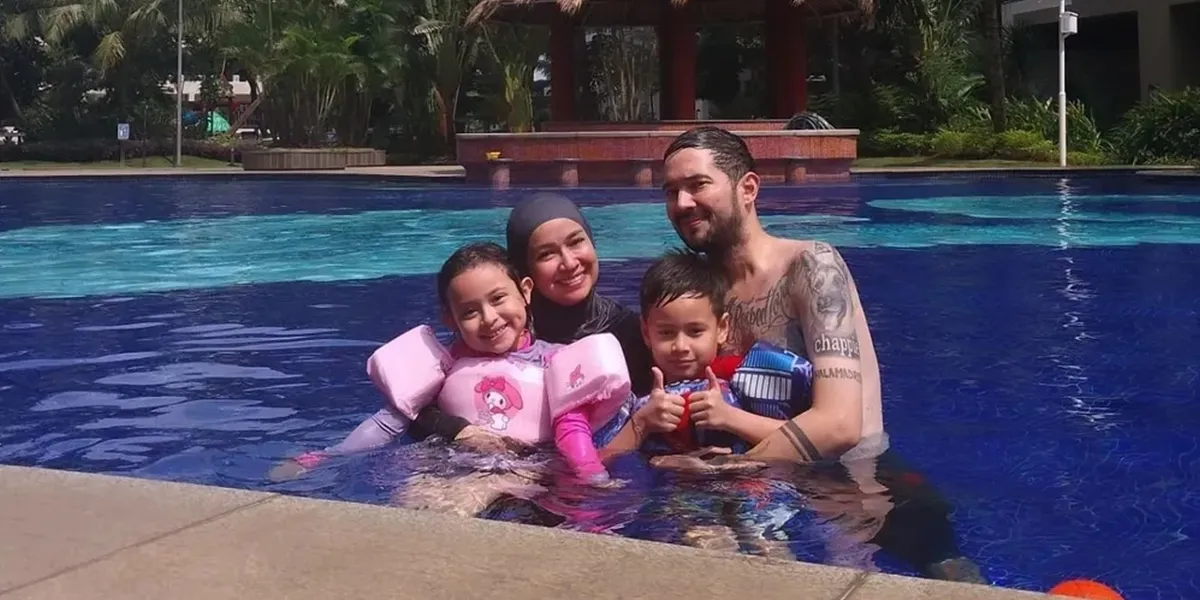 7 Birthday Photos of Aleia Putri Aryani Fitriana, Received a Persib Cake