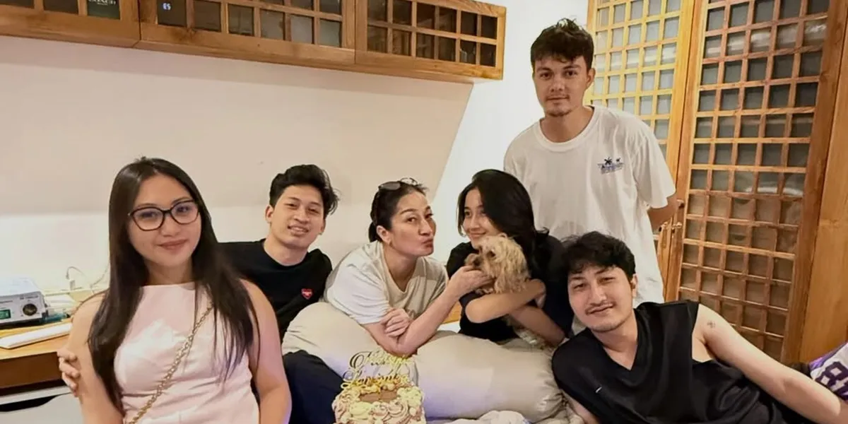 7 Photos of Keisya Levronka's Birthday Celebrated with Her Boyfriend and Family