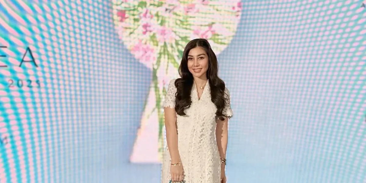 7 Birthday Portraits of Nisya Ahmad, Celebrated with an Intimate Dinner - All Pink Decorations